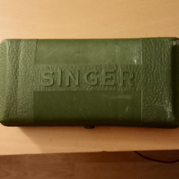 Singer hand held sewing machine with button attachment - Picture 2 of 3